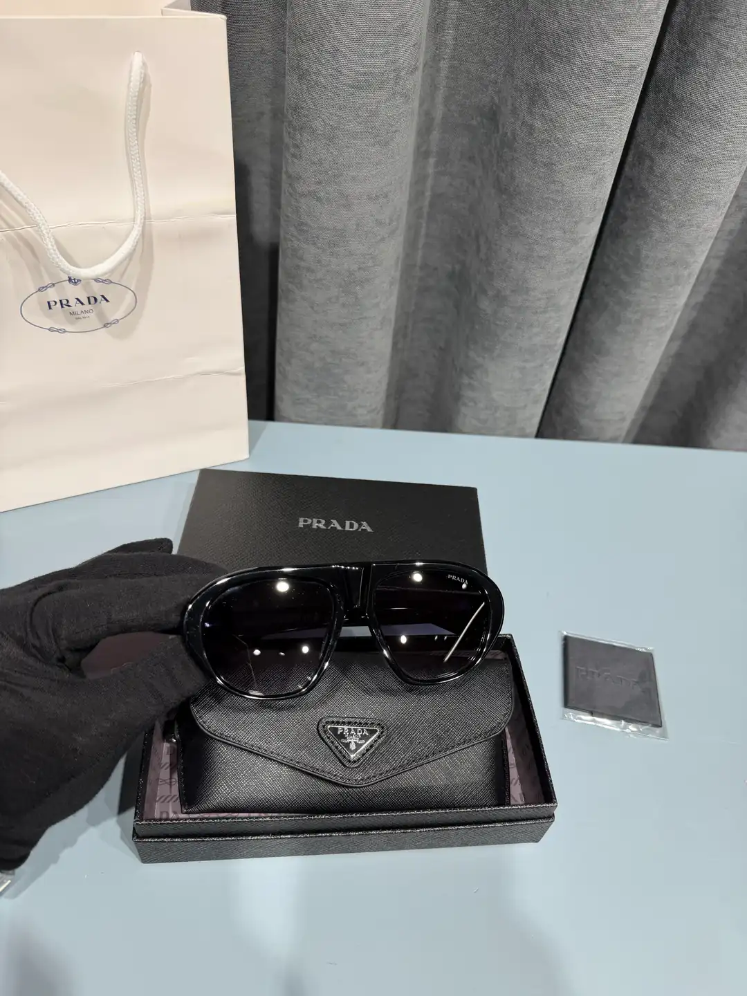 Prada Siyah Cam Güneş Gözlüğü