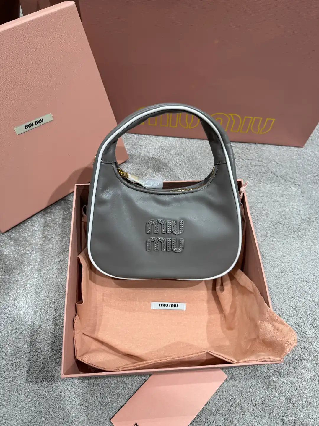  Miu Miu Wander Soft Hobo Gri Kadın Deri Çanta