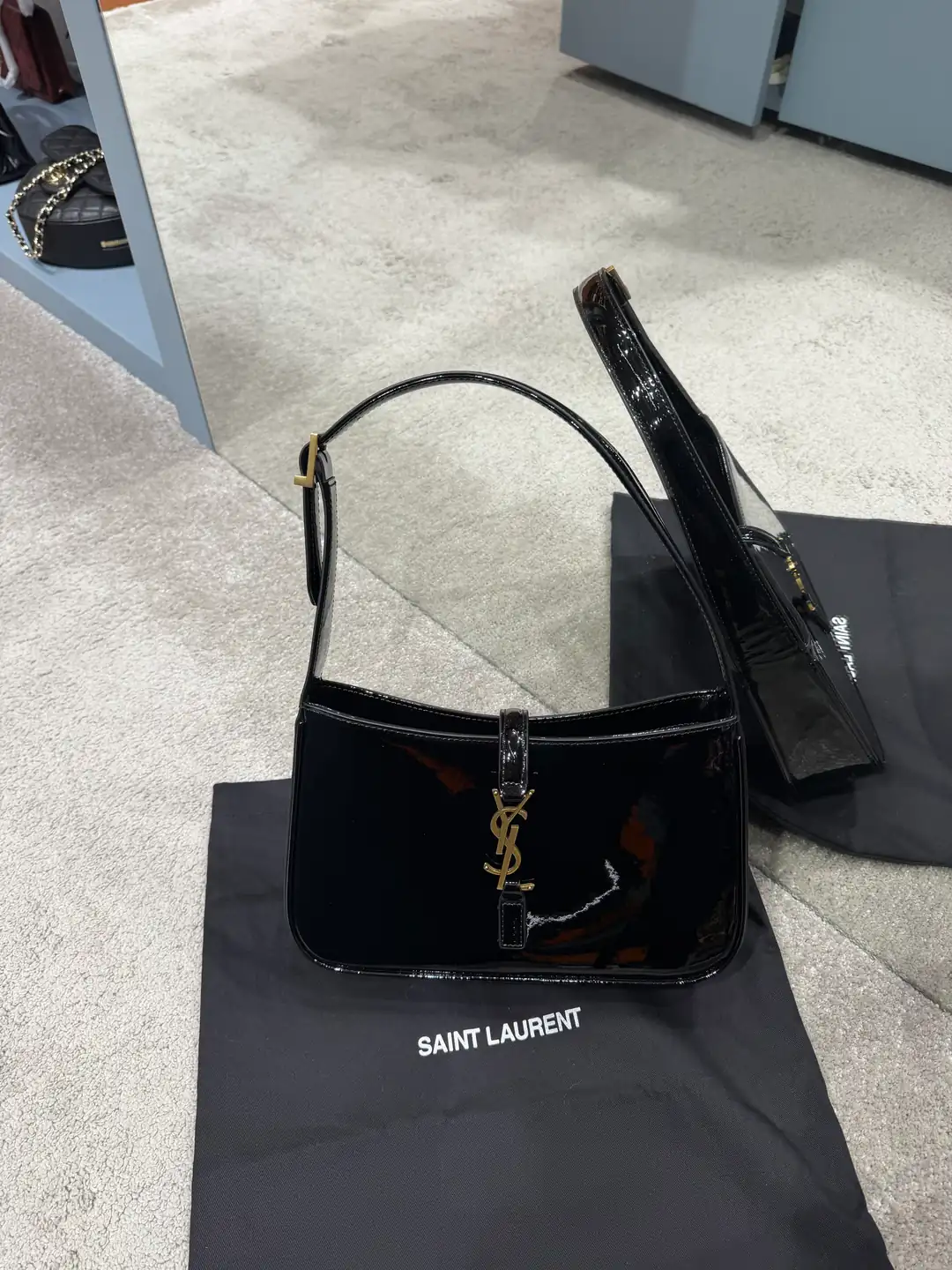 YSL Le 5 À 7 In Patent Siyah Çanta