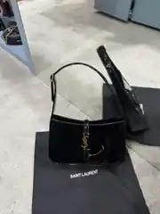 YSL Le 5 À 7 In Patent Siyah Çanta 1
