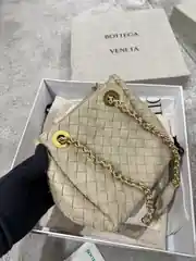 Bottega Veneta Small Parachute Chain Krem Kadın Deri Çanta 4